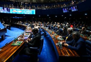 À bancada, representantes do Brics 2025 participam da sessão.