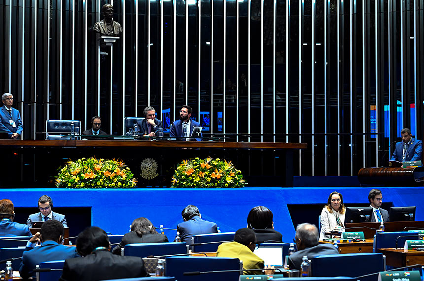 Em discurso, à tribuna, câmara dos Representantes do Egito, Mohamed Soliman.
