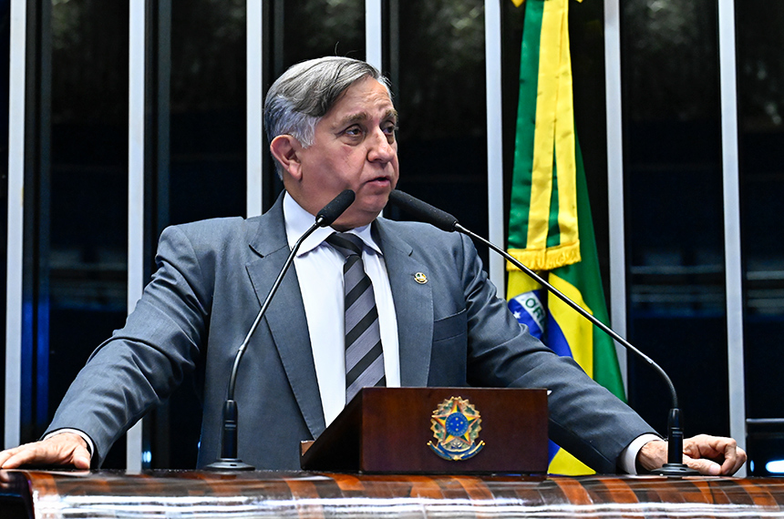 À tribuna, em discurso, senador Izalci Lucas (PL-DF).