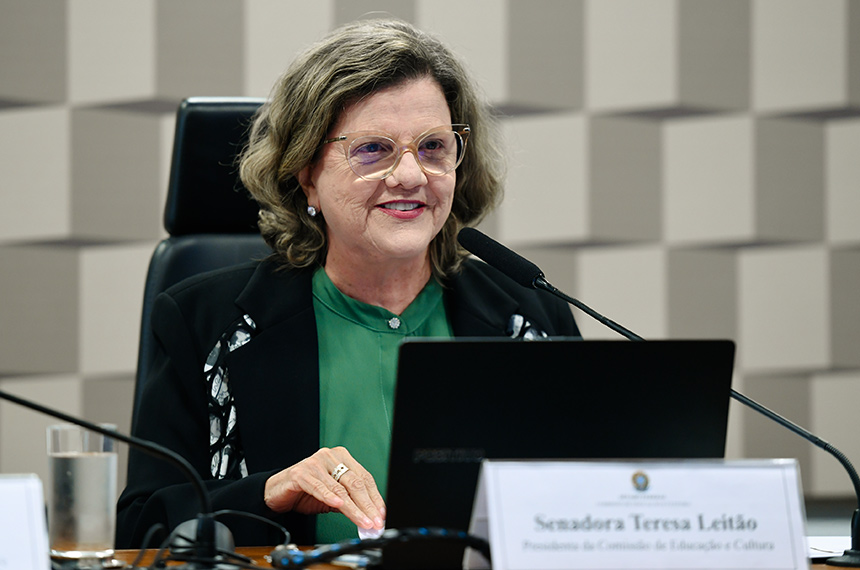Presidente da CE, senadora Teresa Leitão (PT-PE) conduz audiência.