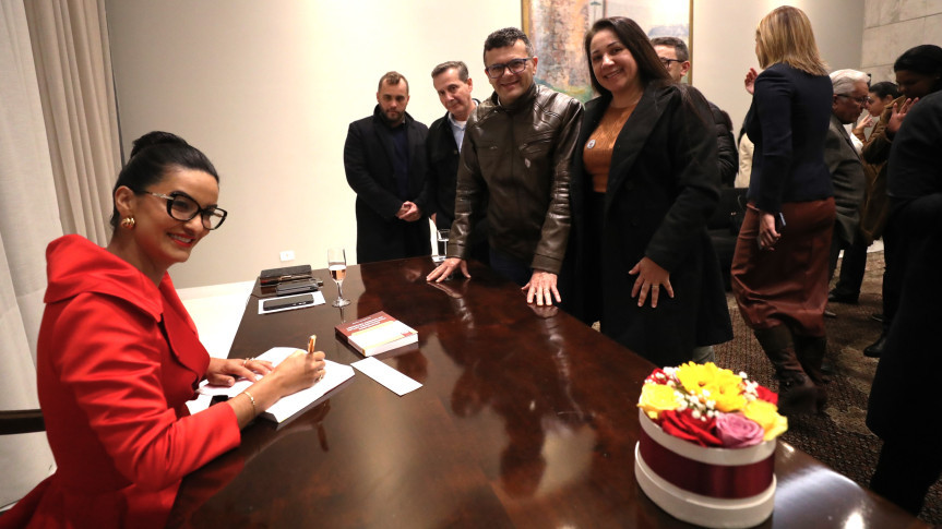 Assembleia Legislativa do Paraná | ALEP | Notícias > Assembleia recebe lançamento de livro sobre liberdade sindical no Estado constitucional