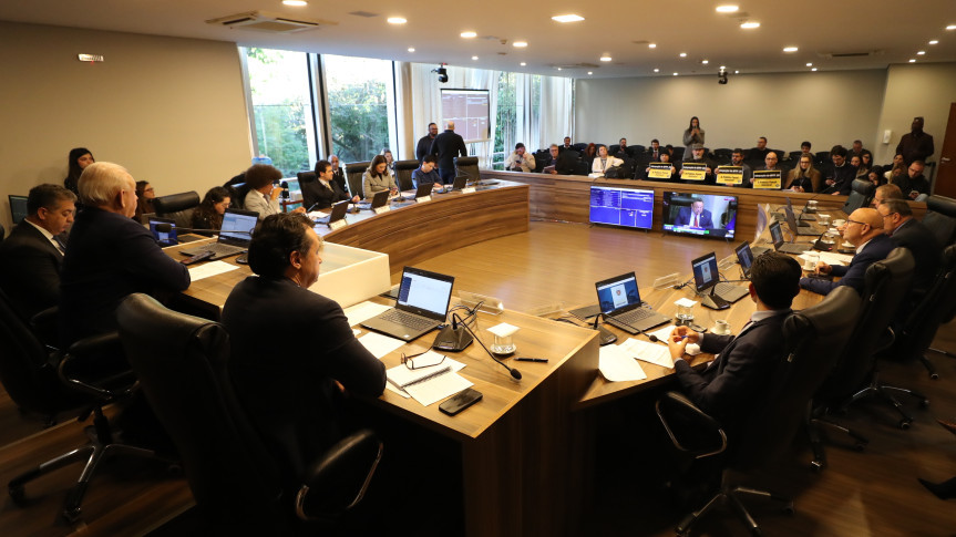 Assembleia Legislativa do Paraná | ALEP | Notícias > CCJ extraordinária aprova projetos que tratam da estruturação das carreiras das Polícias Civil e Penal do Paraná