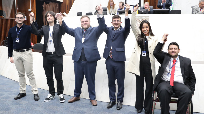 Assembleia Legislativa do Paraná | ALEP | Notícias > Parlamento Universitário: Presidente, governador e comissões são definidos no 2º dia da simulação