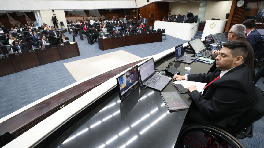 Assembleia Legislativa do Paraná | ALEP | Notícias > Mais de 60 projetos de lei são apreciados no primeiro dia de sessões plenárias do Parlamento Universitário