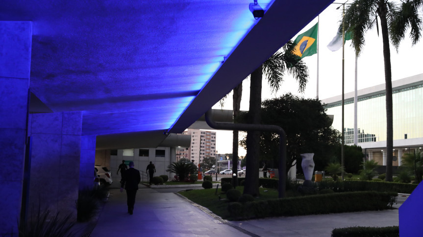 Assembleia Legislativa do Paraná | ALEP | Notícias > Assembleia Legislativa do Paraná se ilumina de azul para alertar sobre o tráfico de pessoas