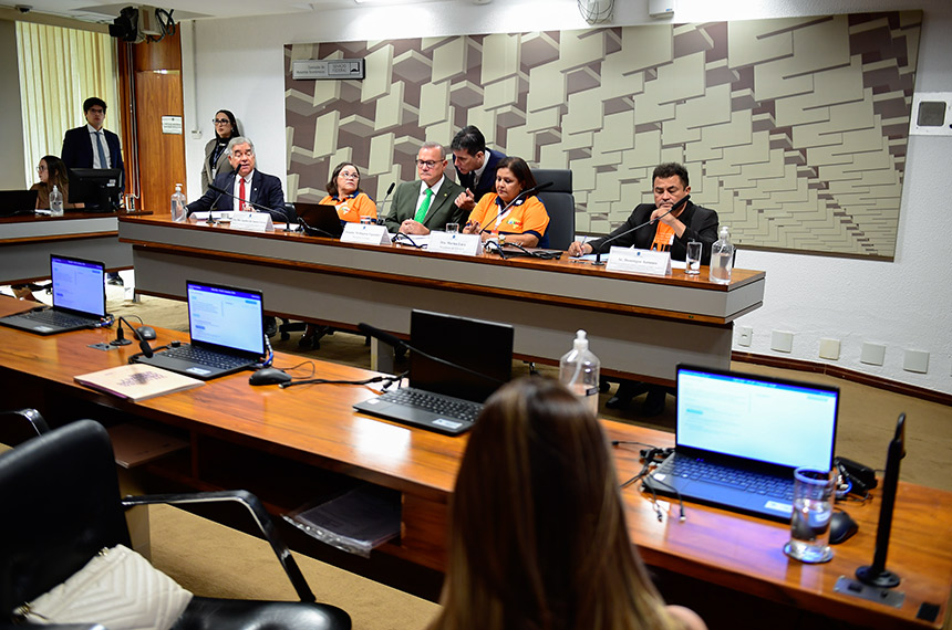 Aposentadoria especial para agentes de saúde é justa, dizem debatedores — Senado Notícias