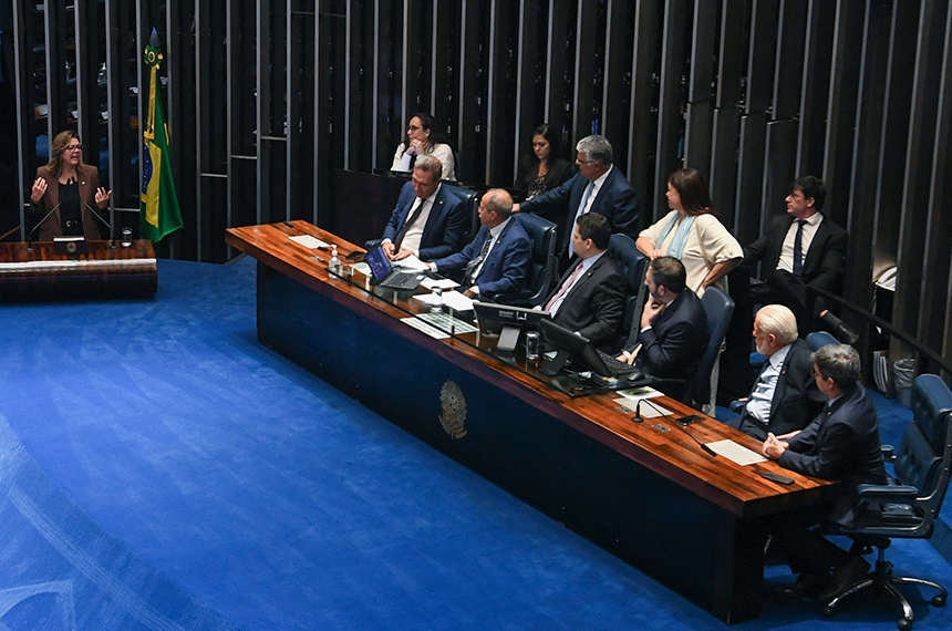 Senadora Leila Barros (PDT-DF) em discurso à tribuna.