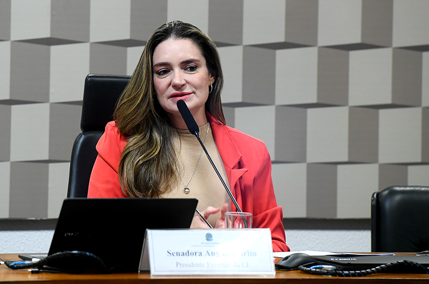 À mesa, presidente eventual da CE, senadora Augusta Brito (PT-CE), conduz audiência.