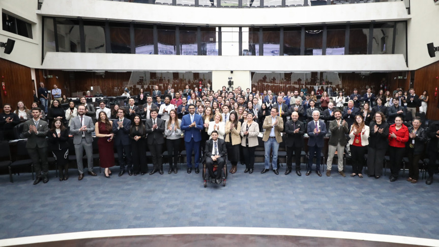 Assembleia Legislativa do Paraná | ALEP | Notícias > Cerimônia de posse e debates marcam abertura da 6ª edição do Parlamento Universitário