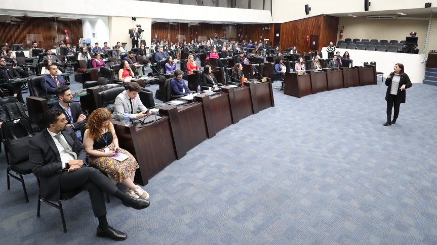 Assembleia Legislativa do Paraná | ALEP | Notícias > Comissões e palestras sobre economia do Paraná e atuação da Bancada Feminina marcam 5º dia do Parlamento Universitário 2025