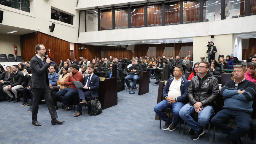 Assembleia Legislativa do Paraná | ALEP | Notícias > Curso apresenta o caminho das leis e destaca importância da linguagem acessível