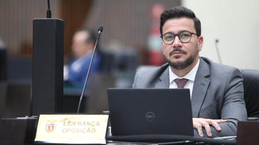 Assembleia Legislativa do Paraná | ALEP | Notícias > Líder da Oposição destaca suspensão de contrato entre Poder Executivo e FAPEC