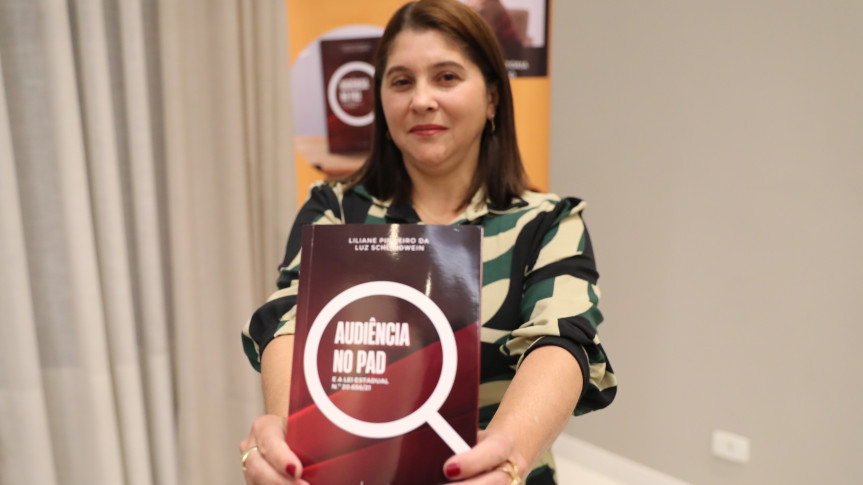 Assembleia Legislativa do Paraná | ALEP | Notícias > Livro sobre a audiência no Processo Administrativo Disciplinar é lançado na Assembleia