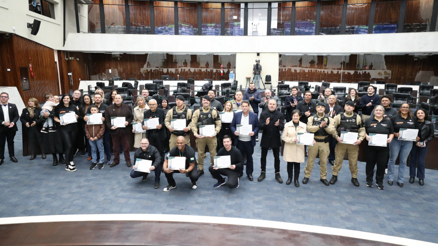 Assembleia Legislativa do Paraná | ALEP | Notícias > Policiais do Disque Denúncia 181 e da Rotam são homenageados na Assembleia