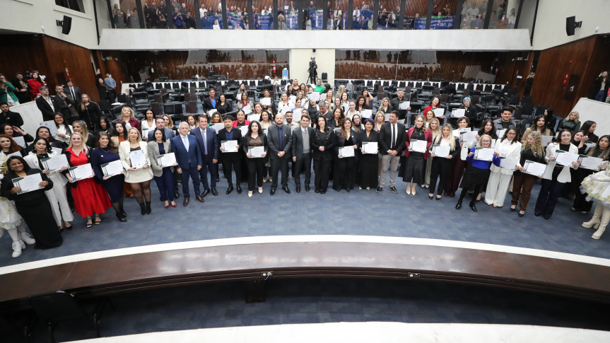 Assembleia Legislativa do Paraná | ALEP | Notícias > Profissionais da beleza são homenageados na Assembleia Legislativa do Paraná