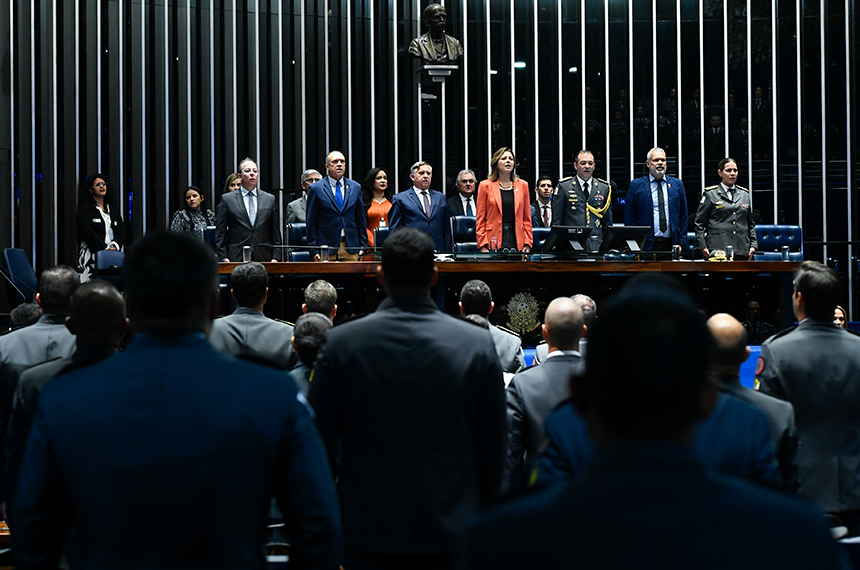 Execução do Hino Nacional, apresentado pela Banda do Corpo de Bombeiros, sob regência do maestro Major Huadson