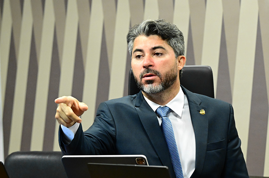 Presidente da CI, senador Marcos Rogério (PL-RO) conduz reunião.