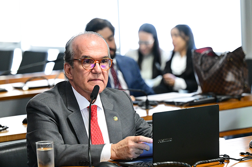 Senador Fernando Dueire (MDB-PE) em pronunciamento à bancada.