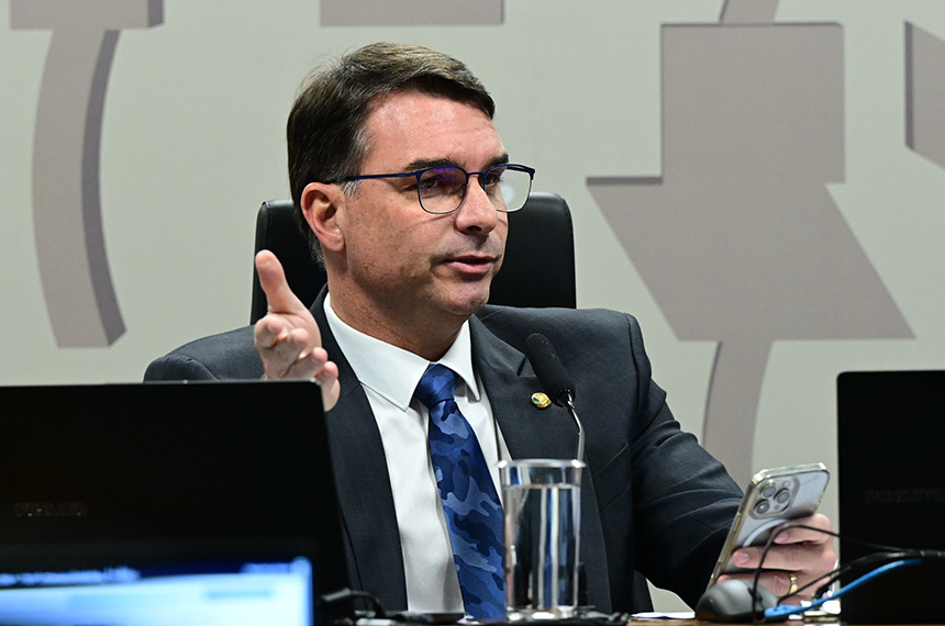 Relator do PL 5.002/2024, PL 82/2023, PL 1.103/2023, PL 2.834/2022, senador Flávio Bolsonaro (PL-RJ) em pronunciamento à mesa.