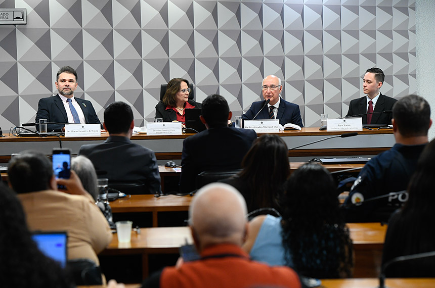 Debatedores defendem na CDH atuação da sociedade na educação — Senado Notícias