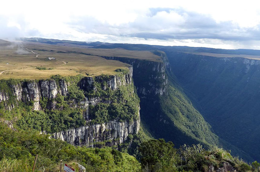 Aguarda votação em Plenário o projeto de lei (PL 698/2023) que altera os limites e a área do Parque Nacional de Aparados da Serra, como forma de corrigir erros que causam insegurança jurídica e promover a correta delimitação daquela unidade de conservação, criada por meio do Decreto 47.446, de 1959.