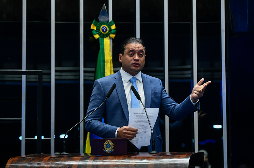 À tribuna, em discurso, senador Weverton (PDT-MA).