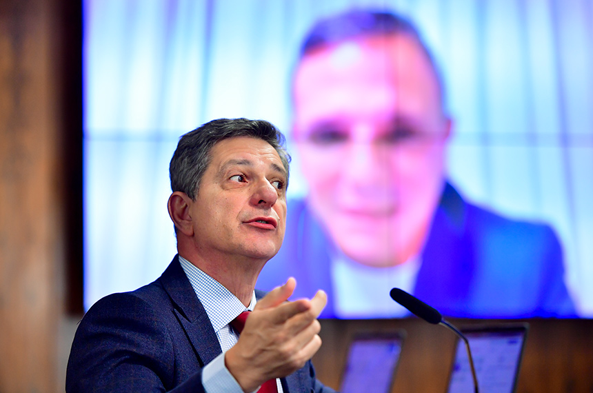 À bancada, senador Rogério Carvalho (PT-SE).