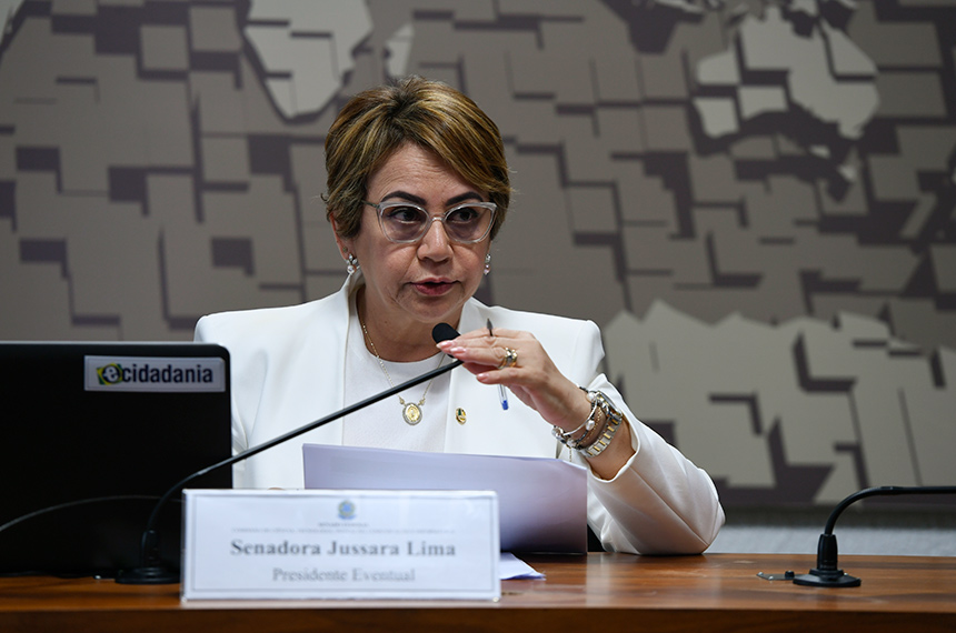 À mesa, presidente eventual da CCT, senadora Jussara Lima (PSD-PI), conduz reunião.