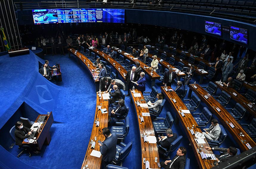À bancada, parlamentares acompanham a sessão.