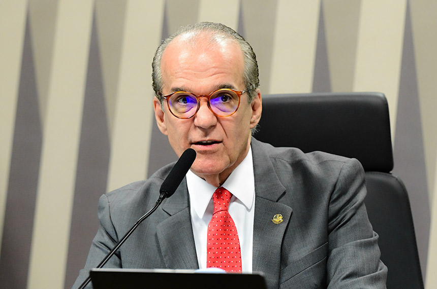 À mesa, presidente eventual da CI, senador Fernando Dueire (MDB-PE), conduz reunião.