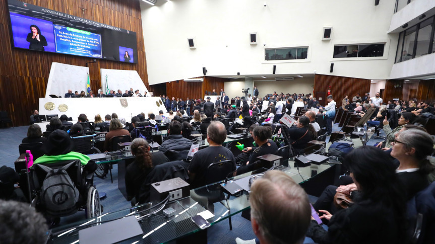 Assembleia Legislativa do Paraná | ALEP | Notícias > Audiência pública e caminhada reúnem centenas de participantes na luta contra ação que afeta escolas especializadas do Paraná