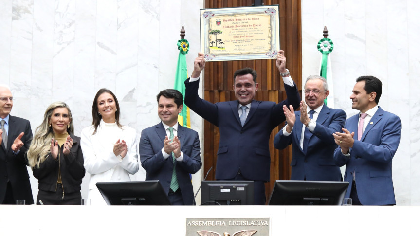 Assembleia Legislativa do Paraná | ALEP | Notícias > Oftalmologista Artur José Schmitt recebe o título de Cidadão Benemérito do Paraná