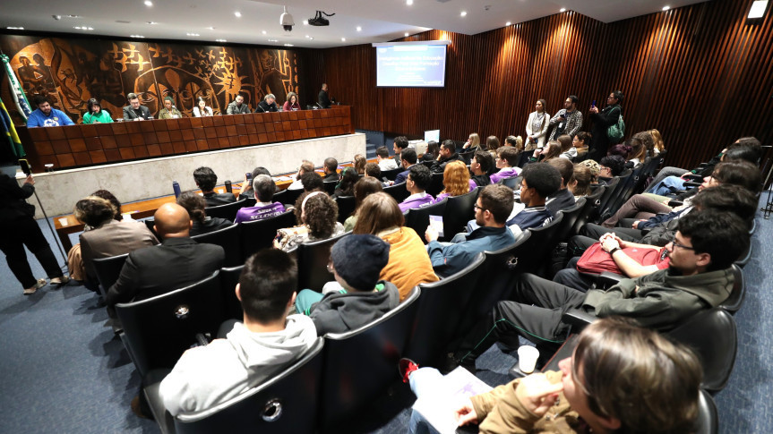 Assembleia Legislativa do Paraná | ALEP | Notícias > Professores e estudantes debatem falta de regramento e uso da IA nas salas de aula do Paraná