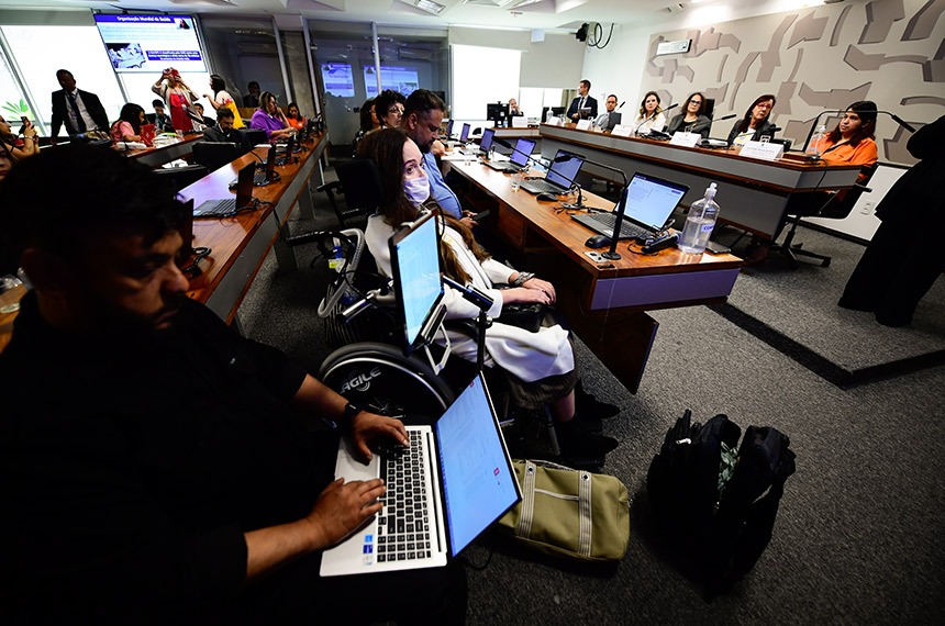 Brasil carece de políticas para adultos com doenças raras, aponta debate na CAS — Senado Notícias