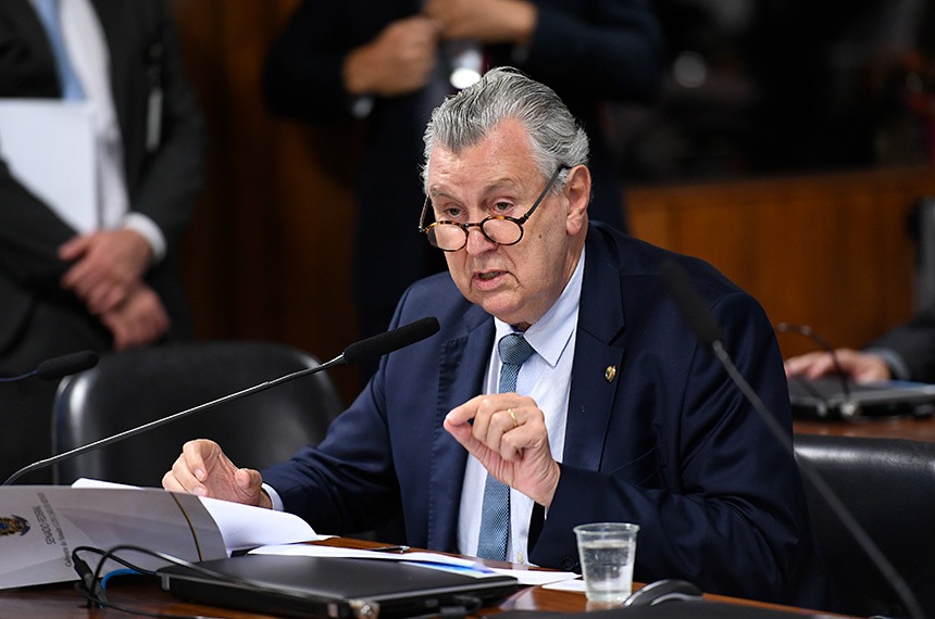 Em pronunciamento, à bancada, senador Luis Carlos Heinze (PP-RS).