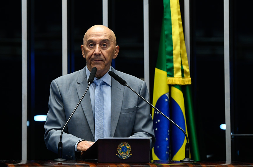Em discurso, à tribuna, senador Confúcio Moura (MDB-RO).