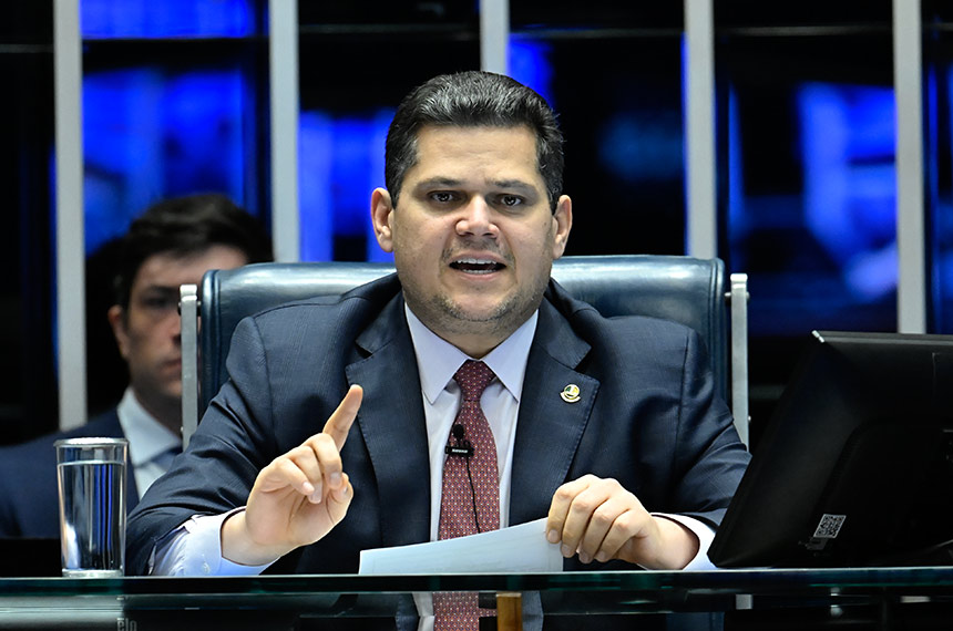À mesa, presidente do Senado Federal, senador Davi Alcolumbre (União-AP), conduz sessão.