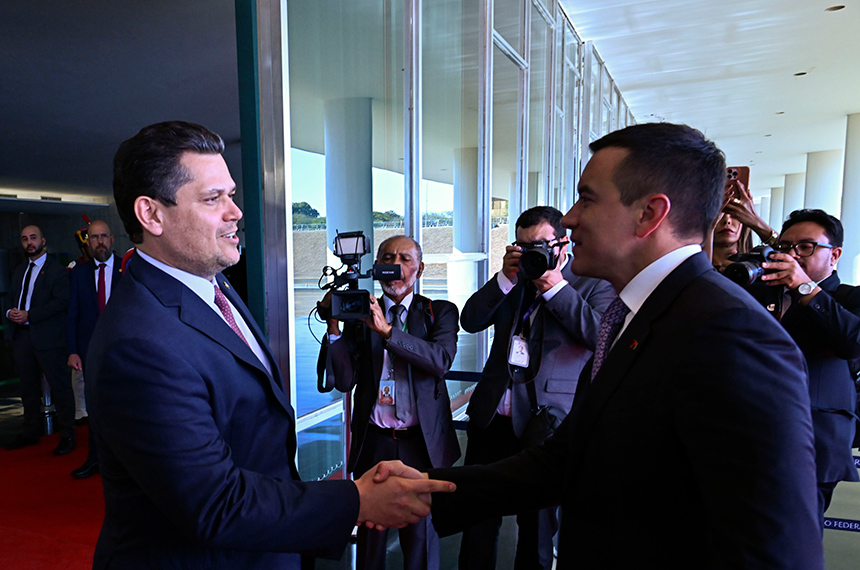 Ppresidente do Senado Federal, senador Davi Alcolumbre (União-AP), cumprimenta o senhor presidente da República do Equador, Daniel Noboa.