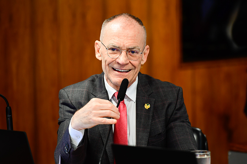 Em pronunciamento, à bancada, senador Fabiano Contarato (PT-ES).