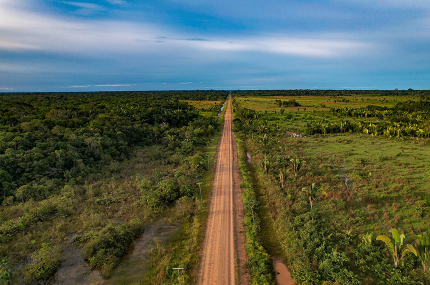 Unpaved stretch of BR 319, between Humaitá and Realidade, in southern Amazonas , Brazil