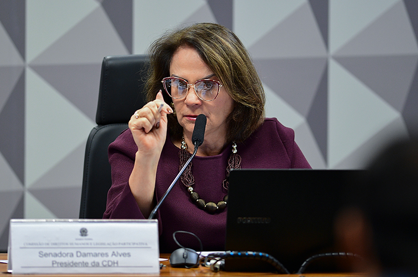 À mesa, presidente da CDH, senadora Damares Alves (Republicanos-DF), conduz audiência.