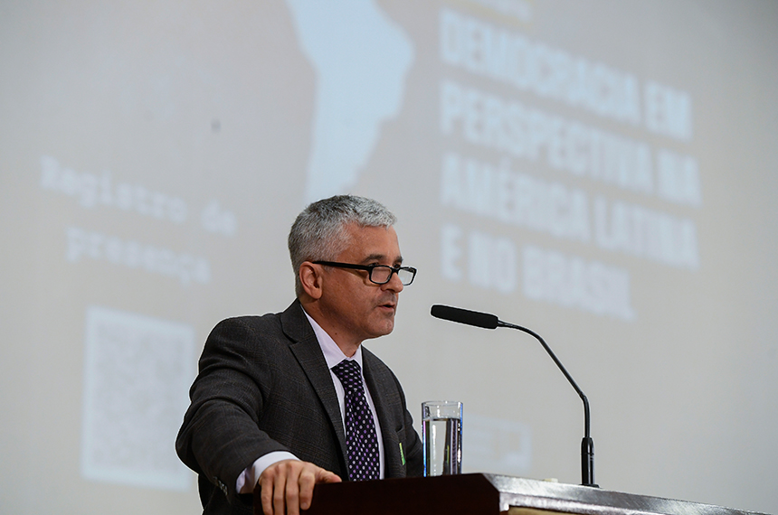 Em discurso, à tribuna, professor do Departamento de Governo na Universidade de Harvard, Steven Levitsky.