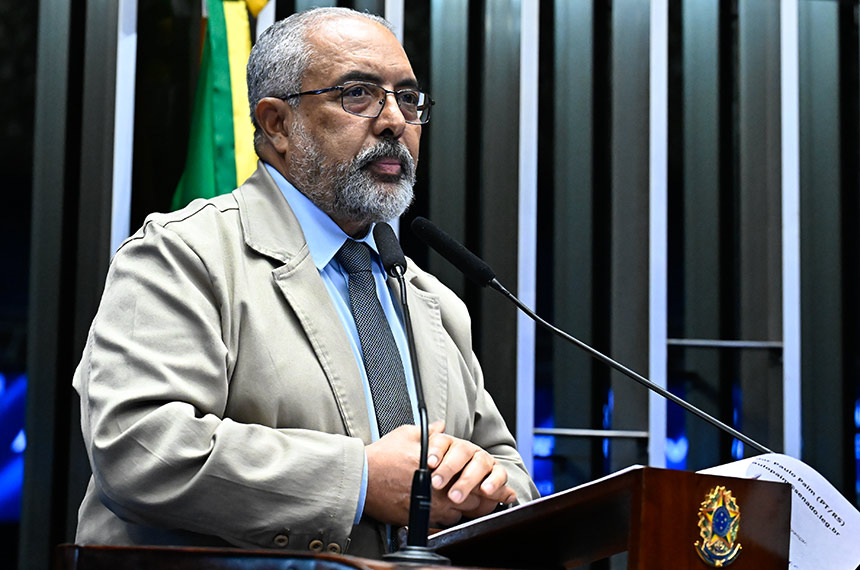 Senador Paulo Paim (PT-RS) em discurso à tribuna.
