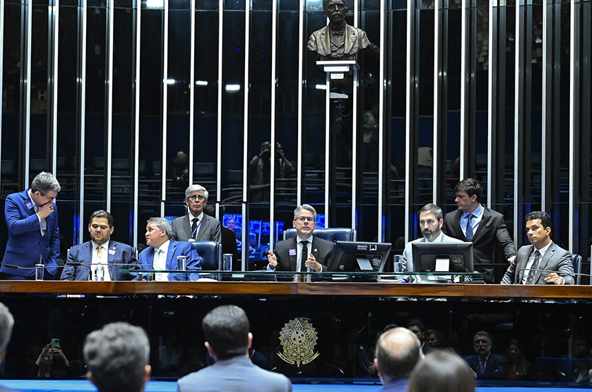 Senado aprova projeto para proteger crianças em ambientes digitais — Senado Notícias