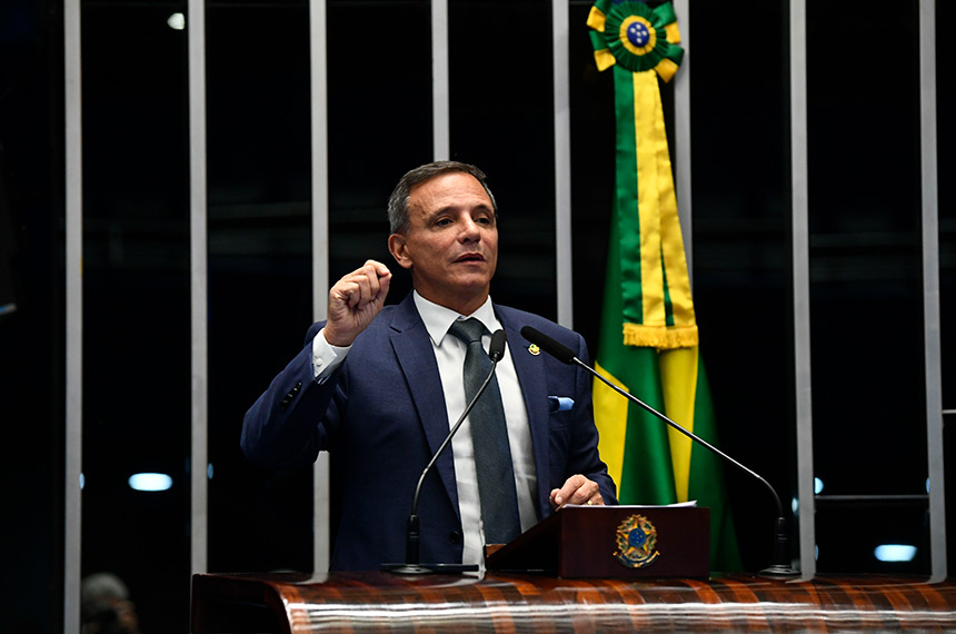 À tribuna, em discurso, senador Marcio Bittar (União-AC).
