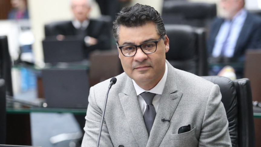 Assembleia Legislativa do Paraná | ALEP | Notícias > Projeto de lei prevê punições para quem danificar ou ocultar placas de obras públicas no Paraná