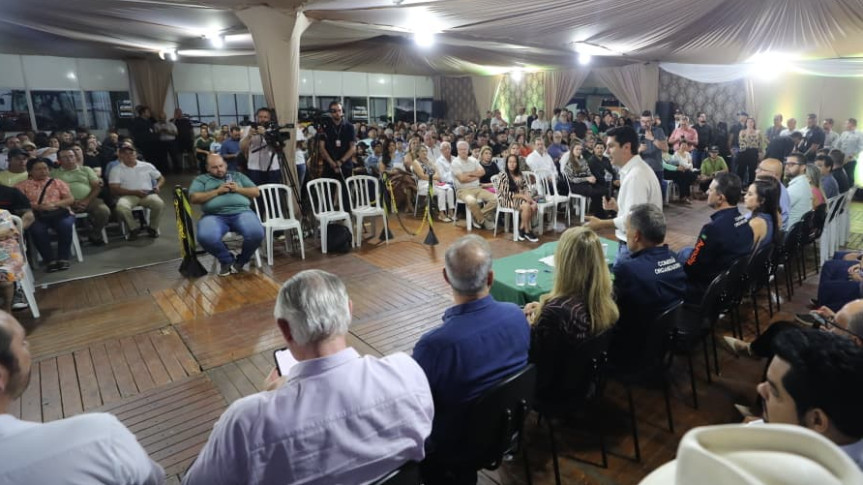 Assembleia Legislativa do Paraná | ALEP | Notícias > Em sua estreia em Carlópolis, Assembleia Itinerante promove Sessão Especial e reconhece lideranças da região
