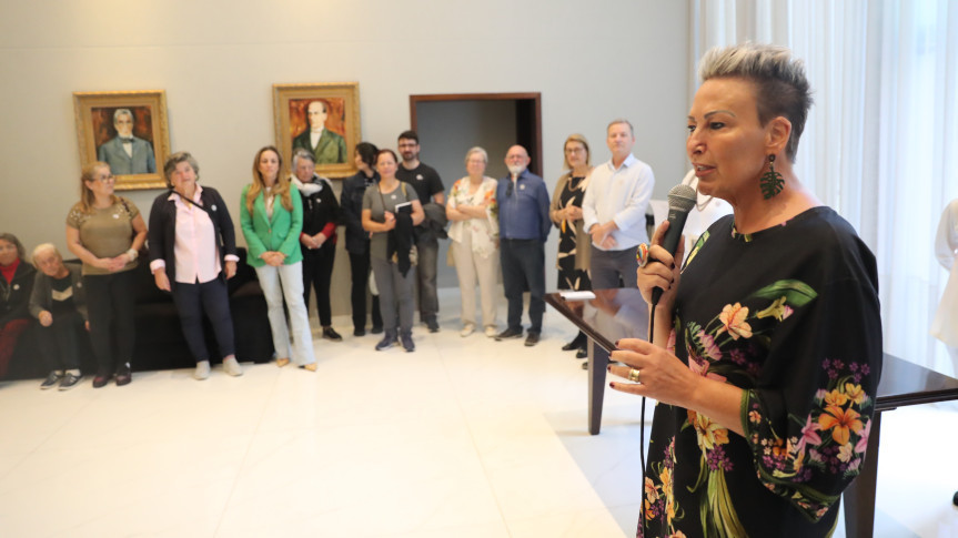 Assembleia Legislativa do Paraná | ALEP | Notícias > Exposição “Metamorfose: Abstração de Flores” é aberta na Assembleia Legislativa