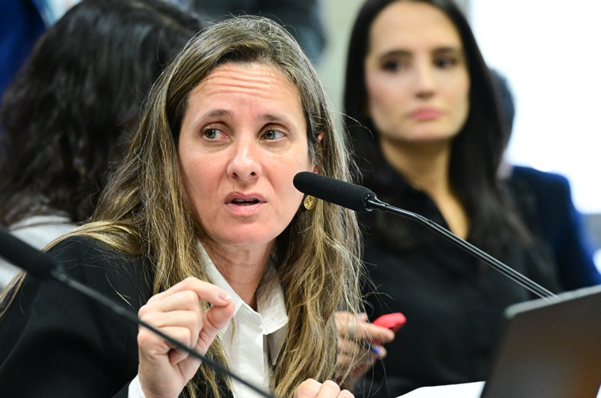 À mesa, em pronunciamento, diretora de Auditoria de Previdência e Benefícios da Controladoria-Geral da União (CGU), Eliane Viegas Mota.