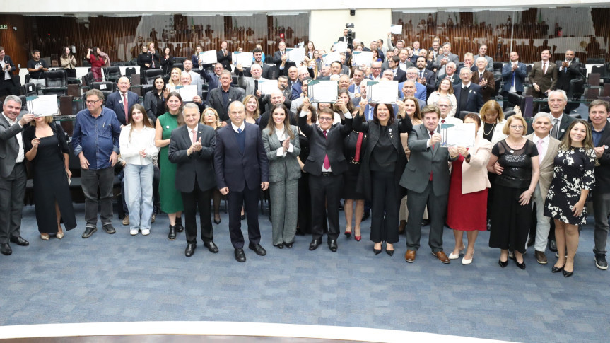 Assembleia Legislativa do Paraná | ALEP | Notícias > Empresas e profissionais do mercado imobiliário são homenageados em Sessão Solene na Assembleia Legislativa